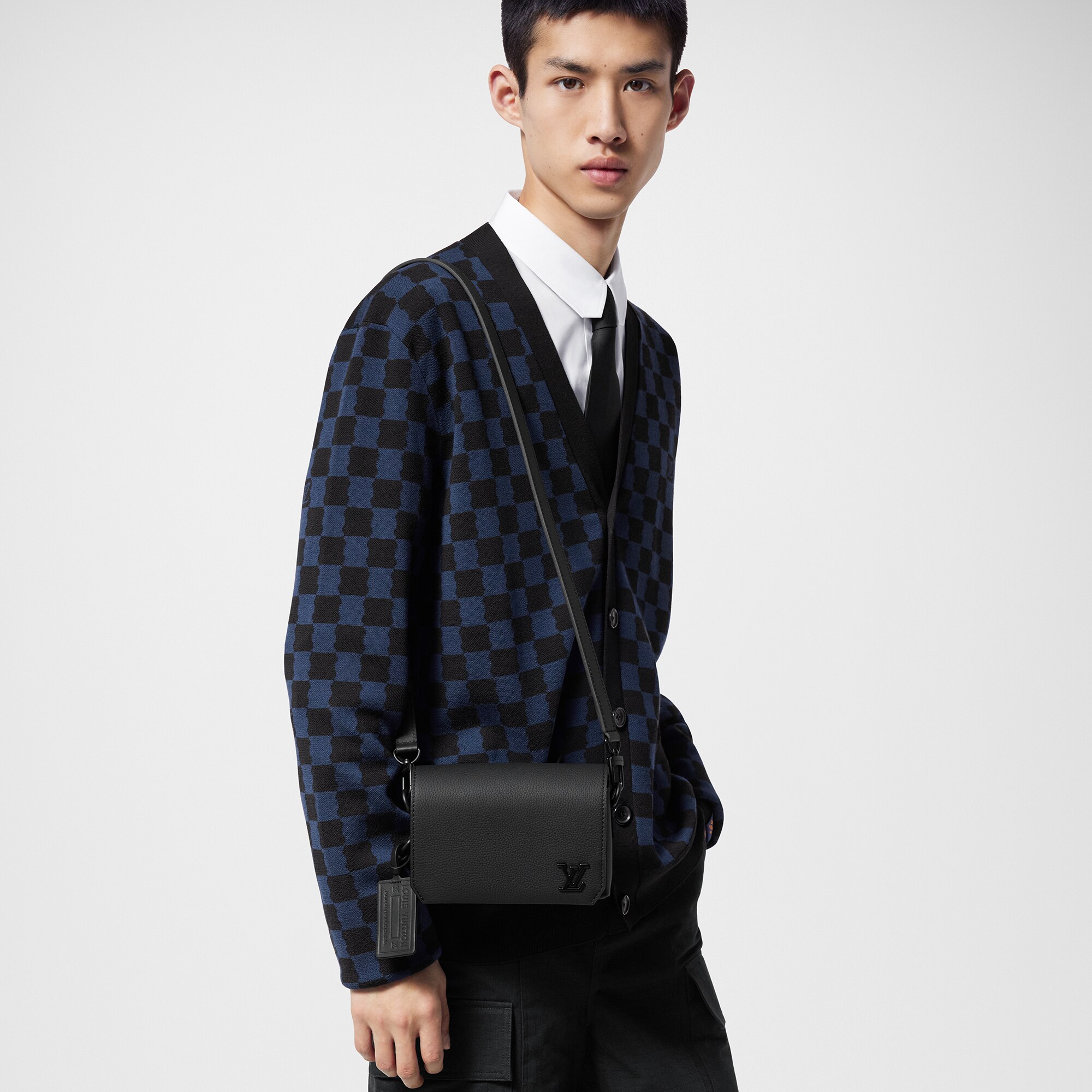 Fastline Wearable Wallet - Luxury LV Aerogram Black | LOUIS VUITTON