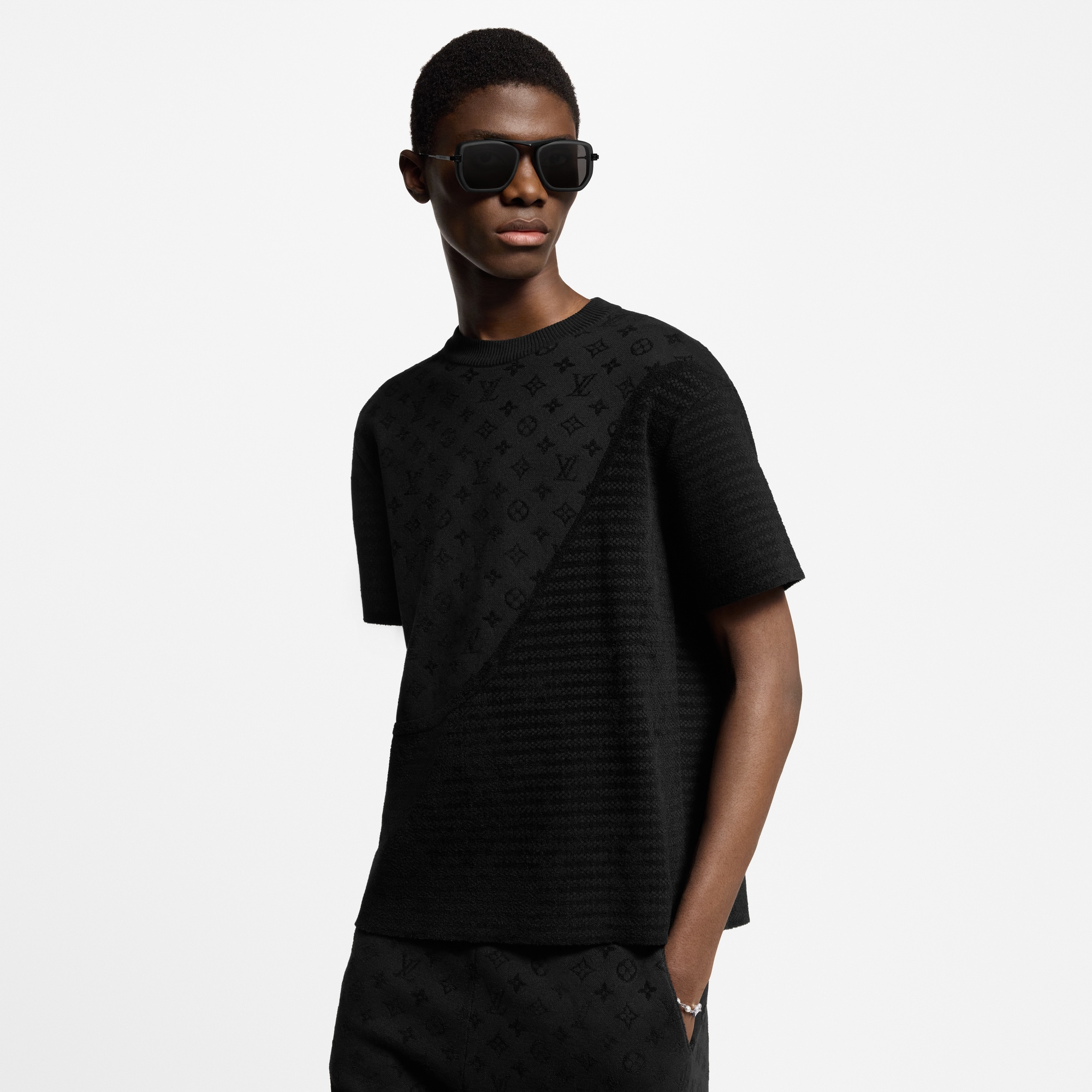 Men - Graphic Jacquard Short-Sleeved Crewneck  Men Ready-to-Wear All Ready-to-Wear | LOUIS VUITTON (Product zoom)