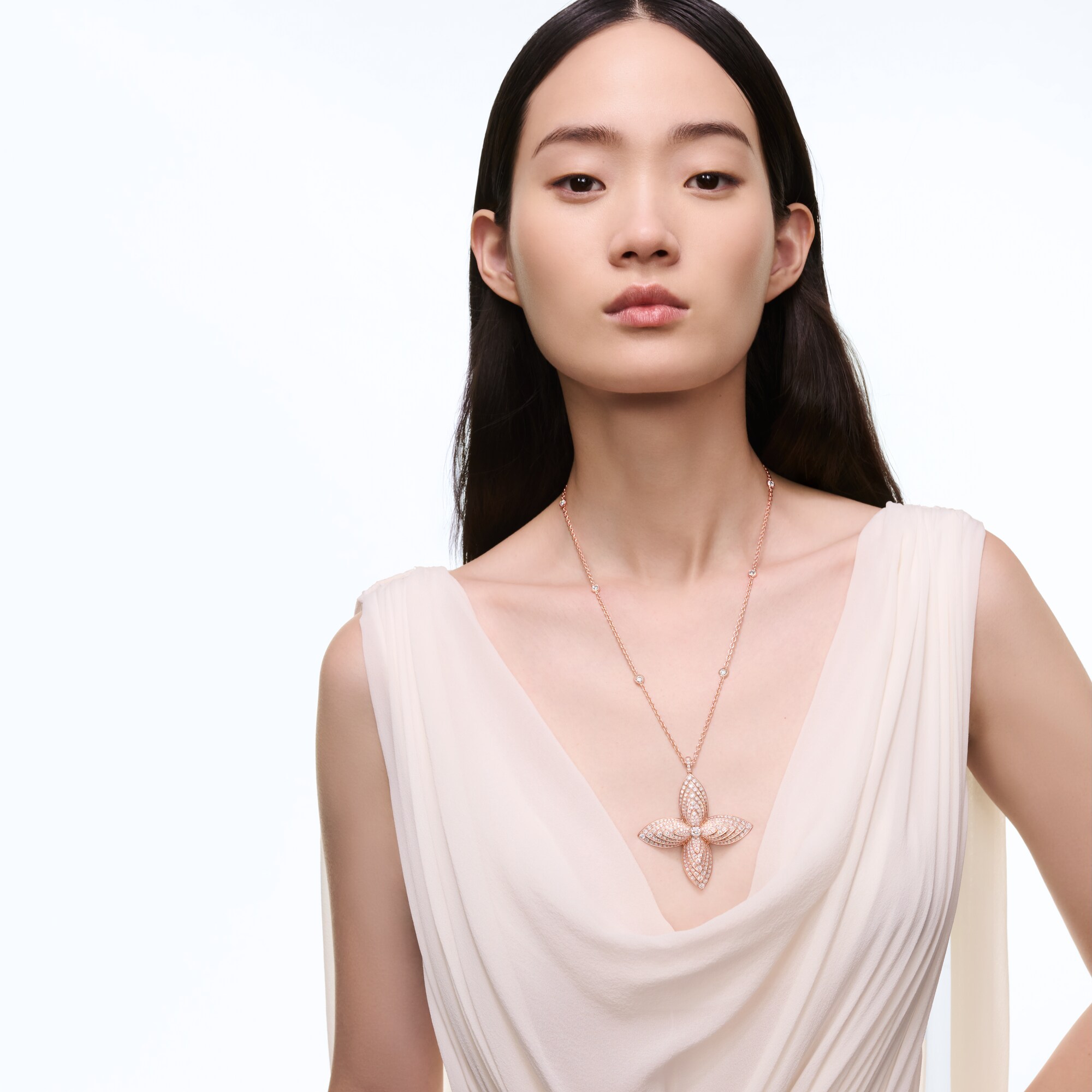 Les Extraordinaires - Idylle Blossom Pendant, Pink Gold and Diamonds  Les Extraordinaires Jewellery Necklaces and Pendants | LOUIS VUITTON (Product zoom)
