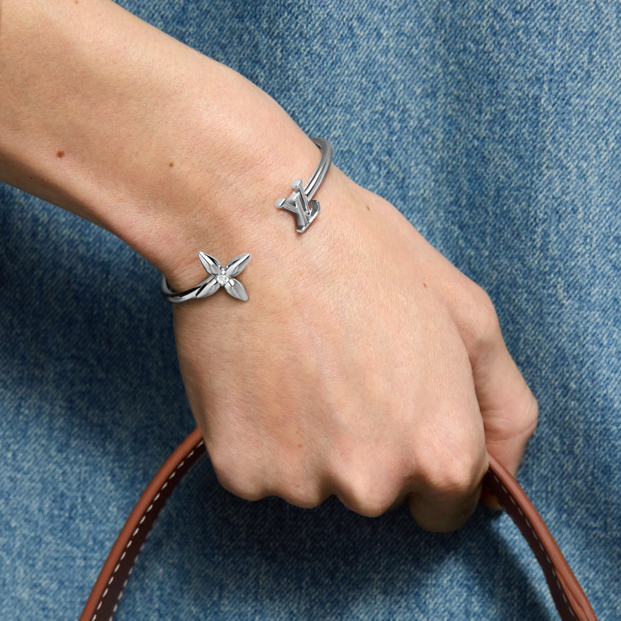 Women - Louisette Signature Bracelet S00 Women Fashion Jewellery Bracelets | LOUIS VUITTON (Product zoom)