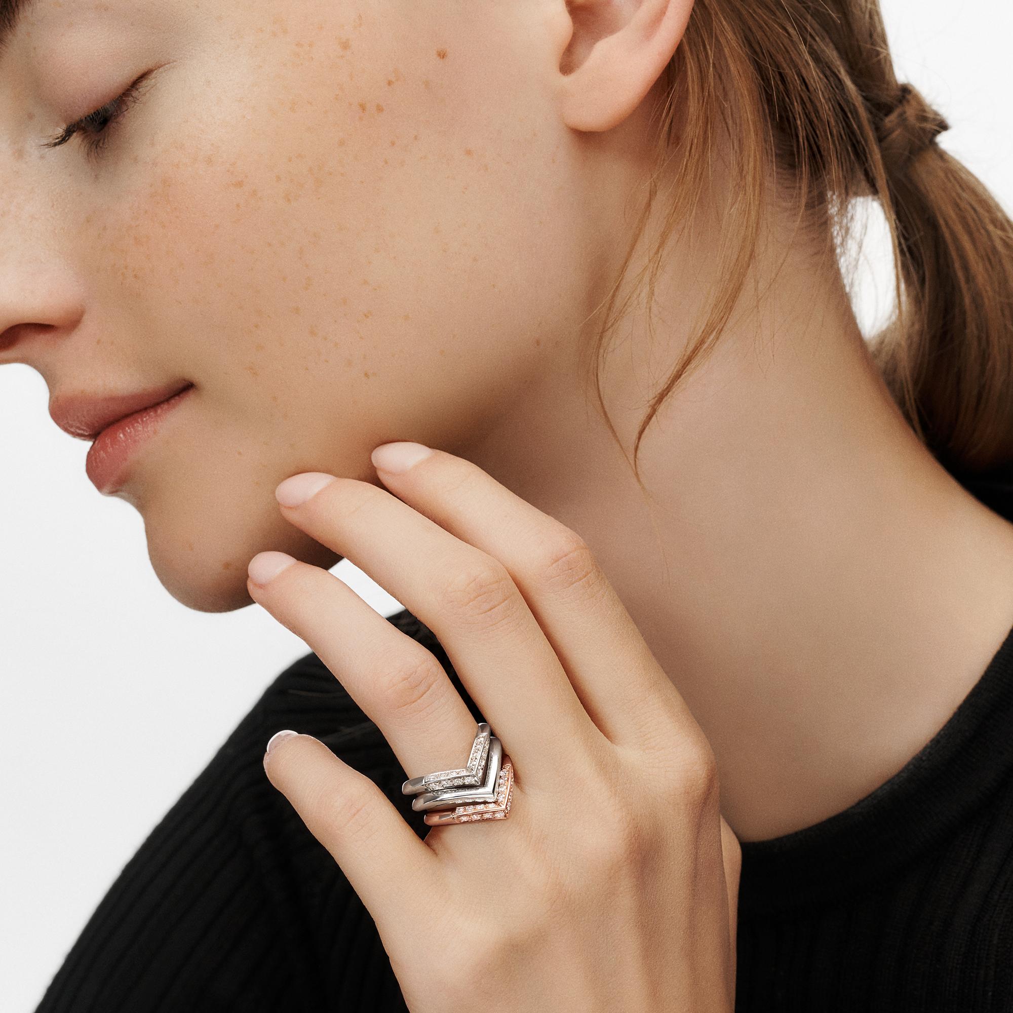 Jewellery - LV Diamonds Pavé V Ring, Pink Gold  Jewellery Categories Wedding Bands | LOUIS VUITTON (Product zoom)