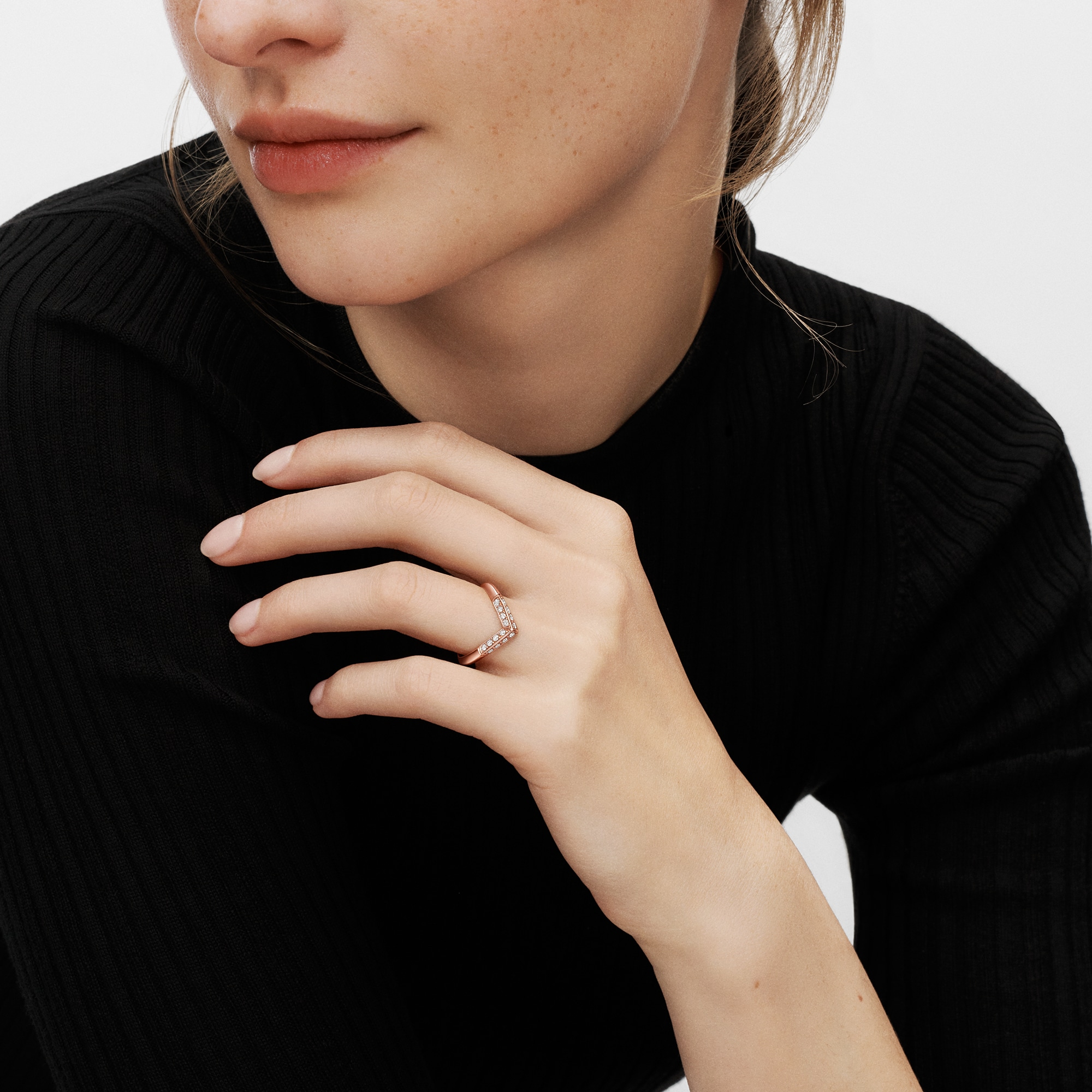 Jewellery - LV Diamonds Pavé V Ring, Pink Gold  Jewellery Categories Wedding Bands | LOUIS VUITTON (Product zoom)