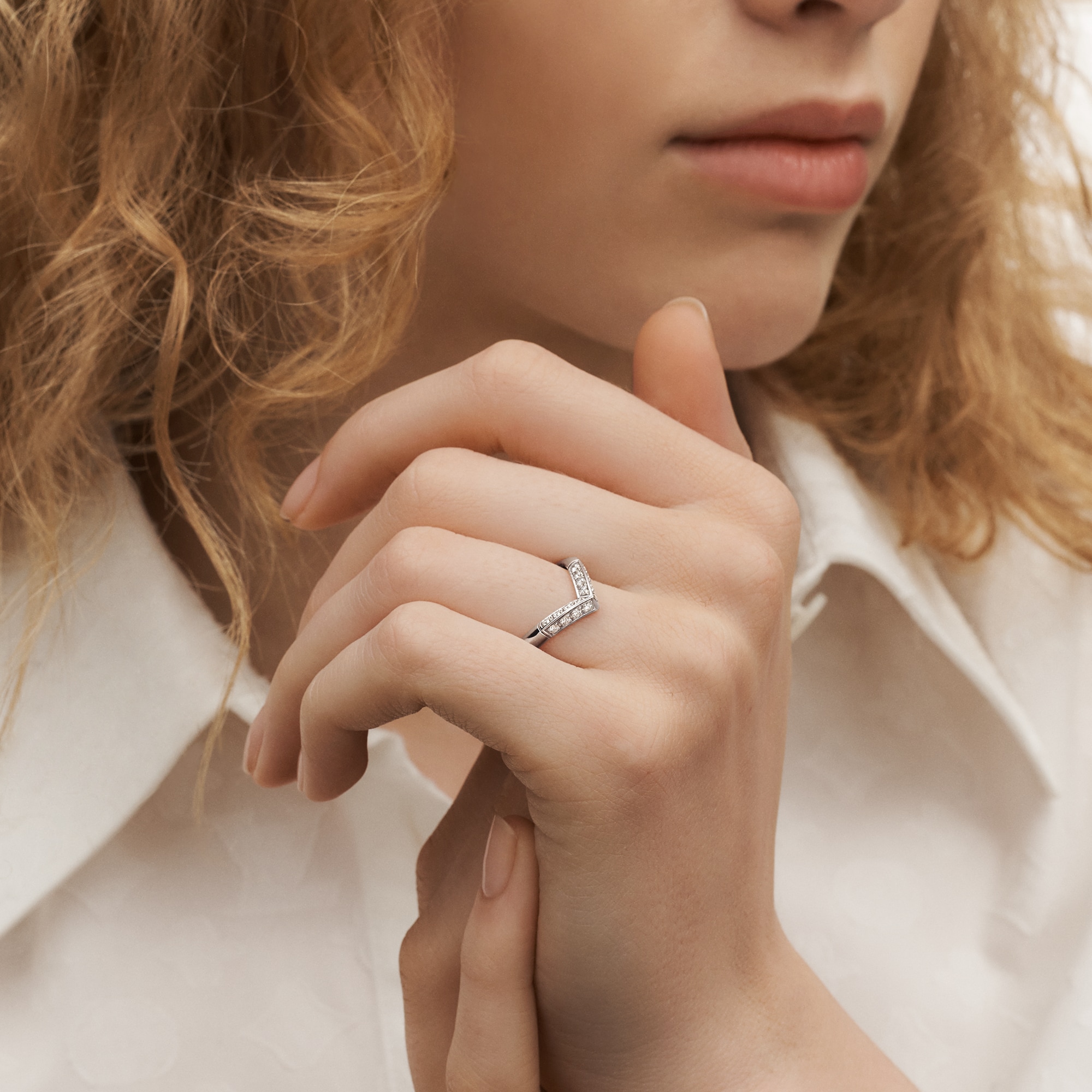 Jewellery - LV Diamonds Pavé V Ring, Platinum  Jewellery Categories Wedding Bands | LOUIS VUITTON (Product zoom)