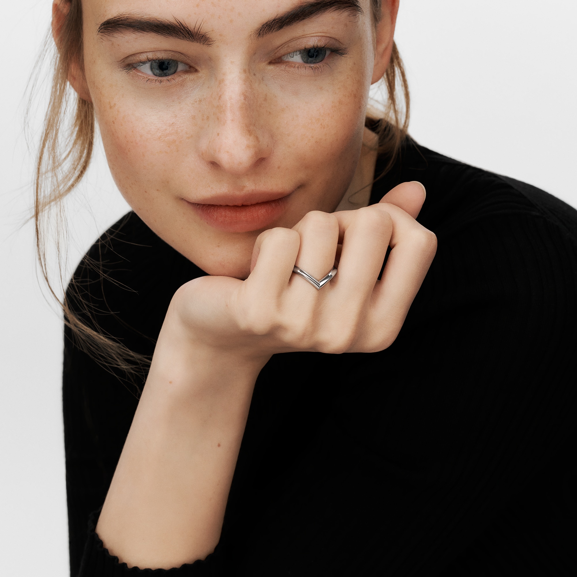 Jewellery - LV Diamonds V Ring, Platinum  Jewellery Categories Wedding Bands | LOUIS VUITTON (Product zoom)