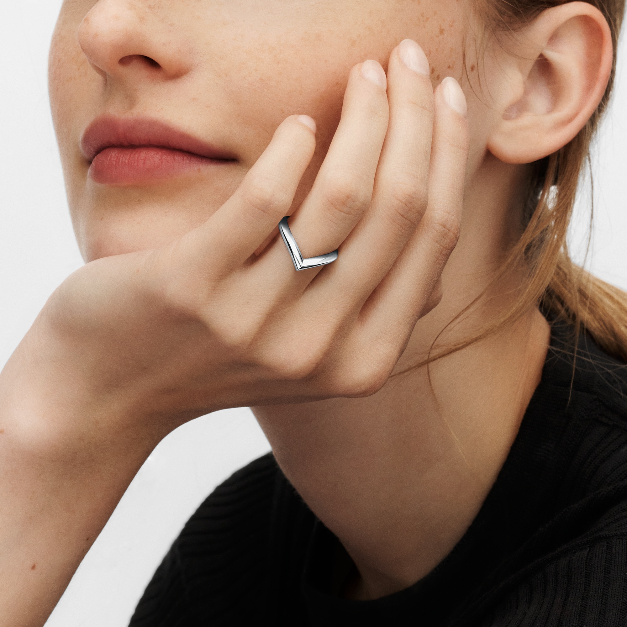 Jewellery - LV Diamonds V Ring, Platinum  Jewellery Categories Wedding Bands | LOUIS VUITTON (Product zoom)