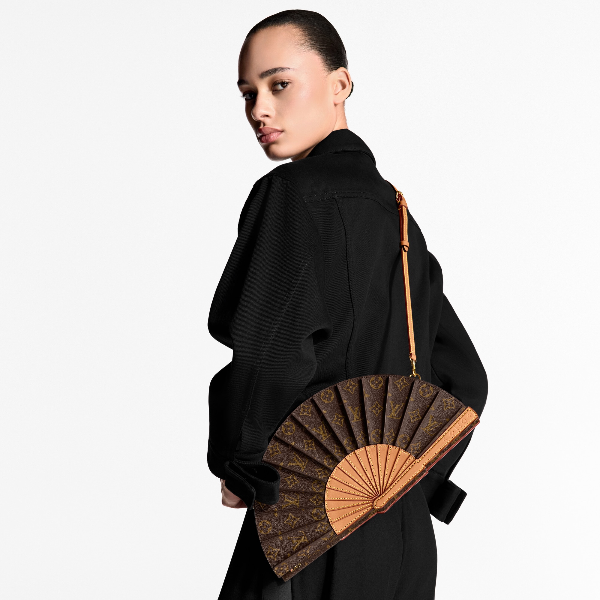 Women - LV Fan Bag Monogram Canvas Women Handbags Handbags | LOUIS VUITTON (Product zoom)