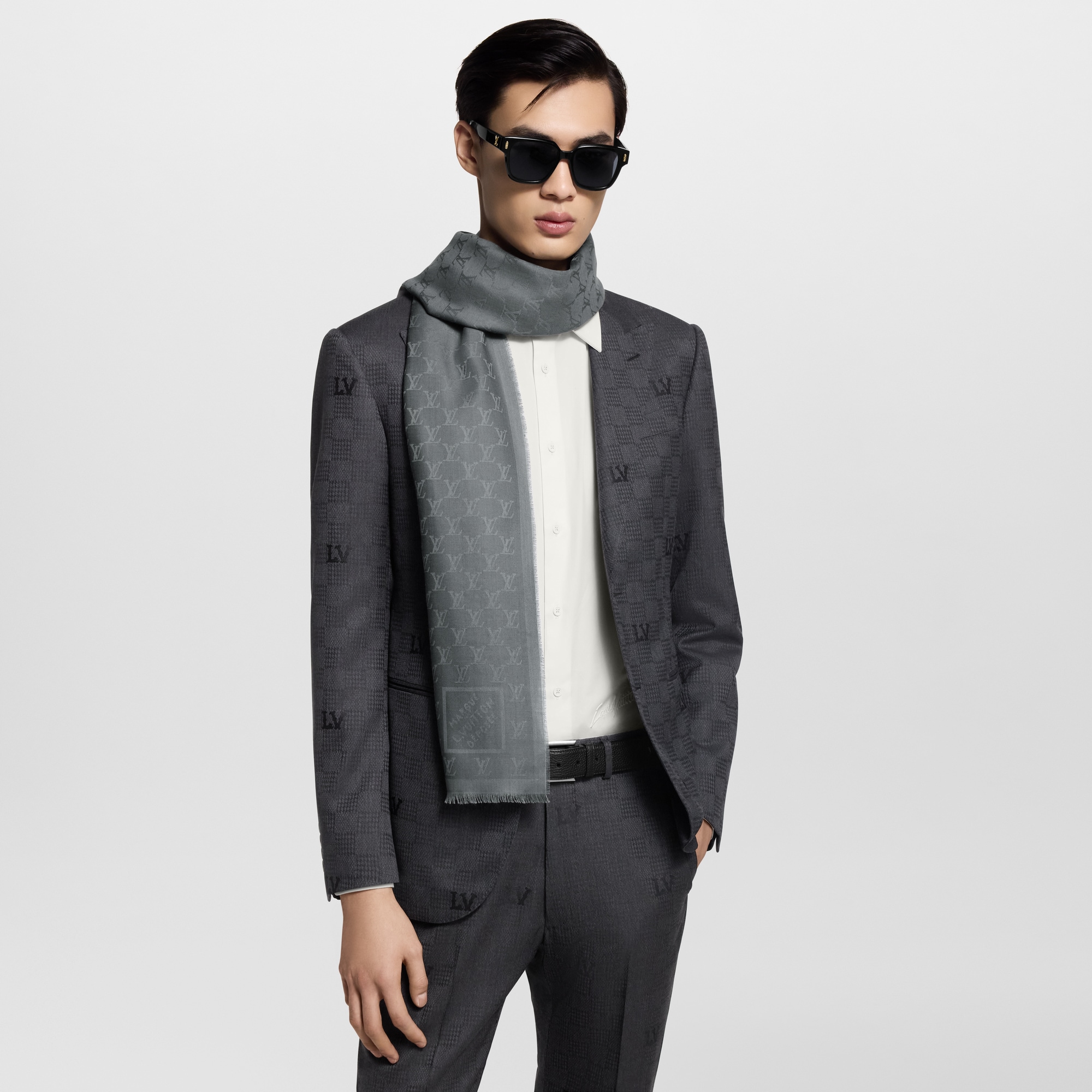 Men - LV Fishnet Stole S00 Men Accessories Scarves | LOUIS VUITTON (Product zoom)