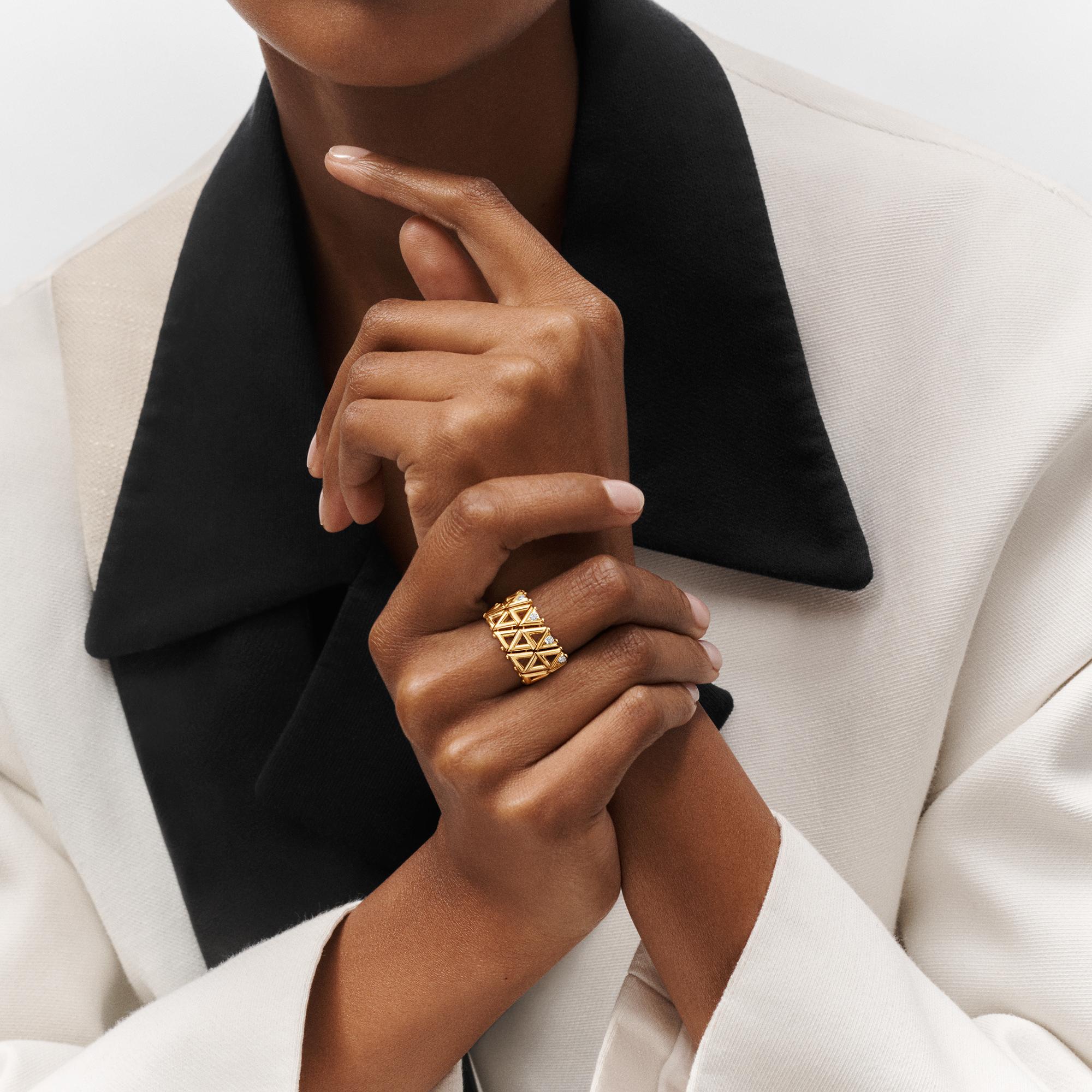 Jewellery - LV Volt Mesh Ring, Yellow Gold And Diamonds  Jewellery Categories All Fine Jewellery | LOUIS VUITTON (Product zoom)