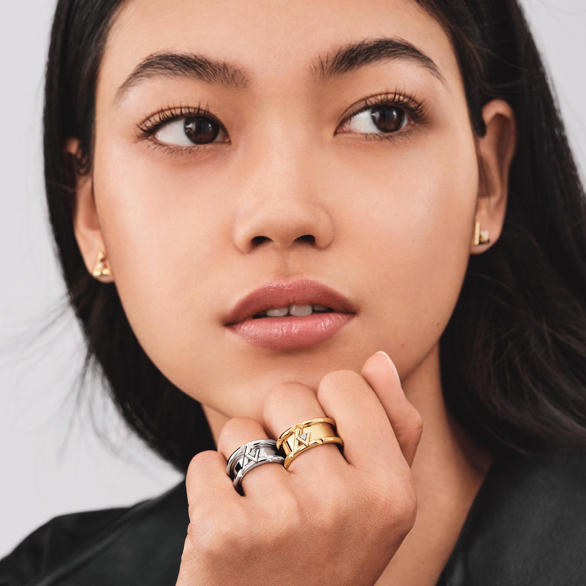 Jewellery - LV Volt One Band Ring, White Gold And Diamond  Jewellery Categories All Fine Jewellery | LOUIS VUITTON (Product zoom)