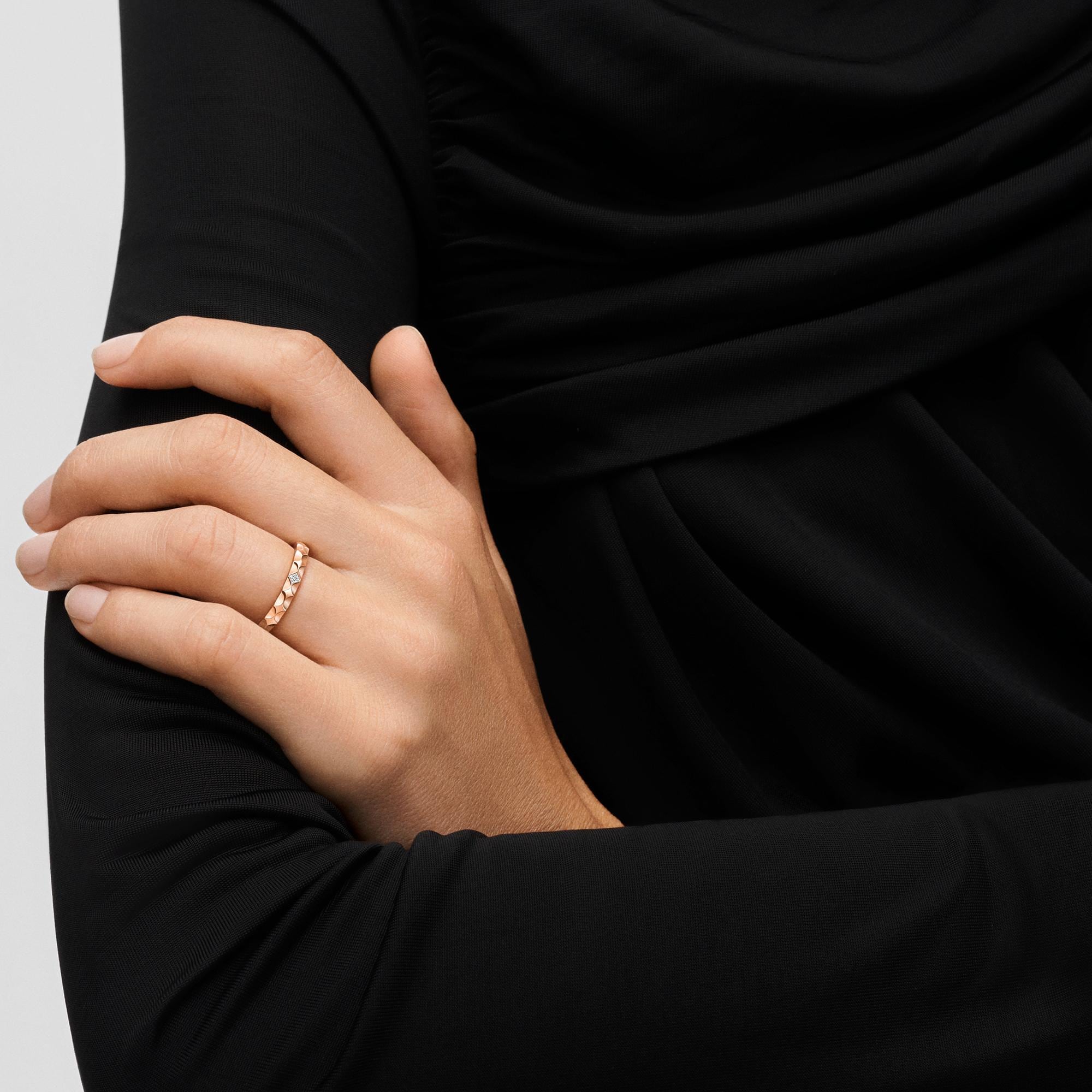 Jewellery - Monogram Infini wedding band, pink gold and a princess-cut diamond  Jewellery Categories Jewellery Personalisation | LOUIS VUITTON (Product zoom)