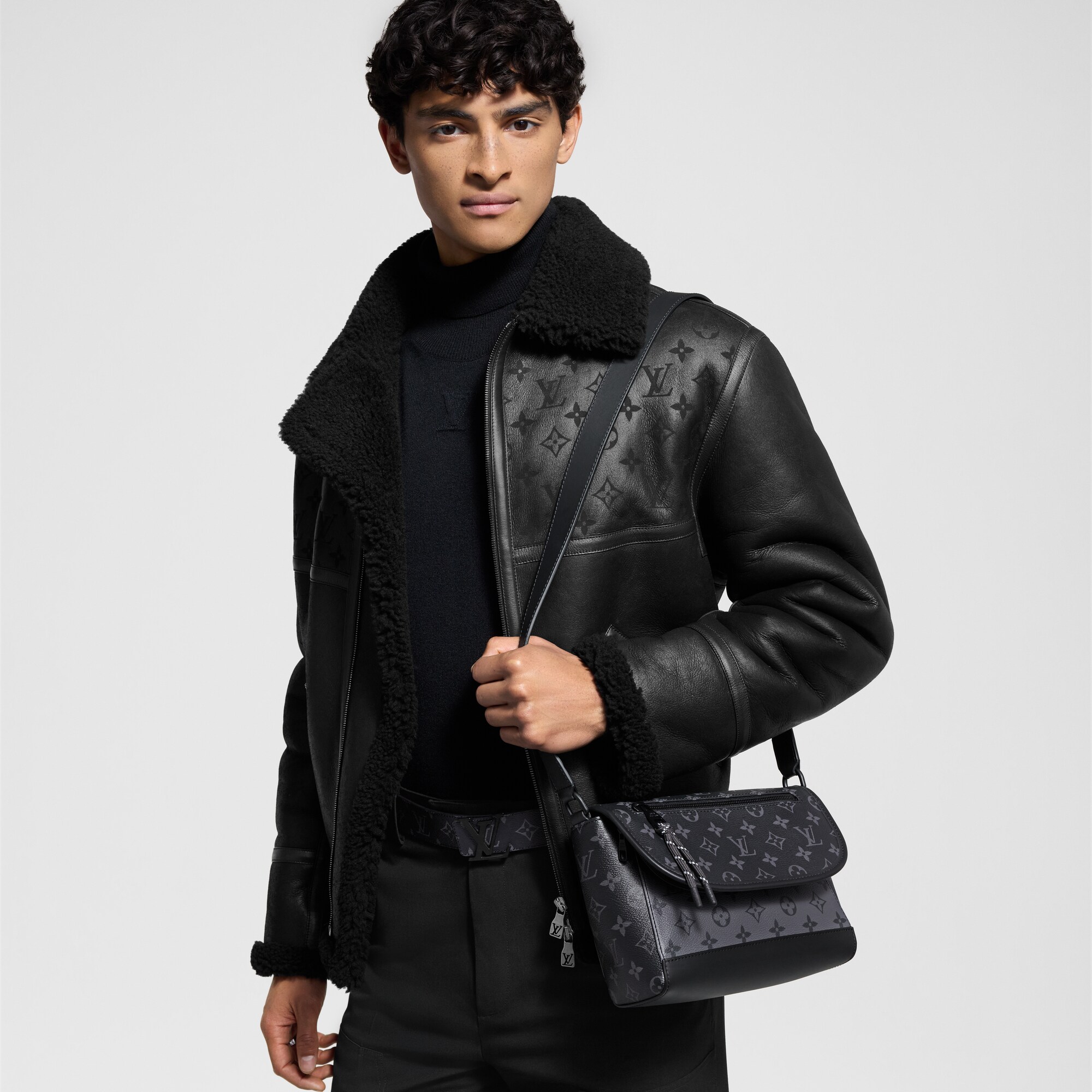 Men - Pulse Messenger Bag Monogram Eclipse Men Bags All Bags | LOUIS VUITTON (Product zoom)