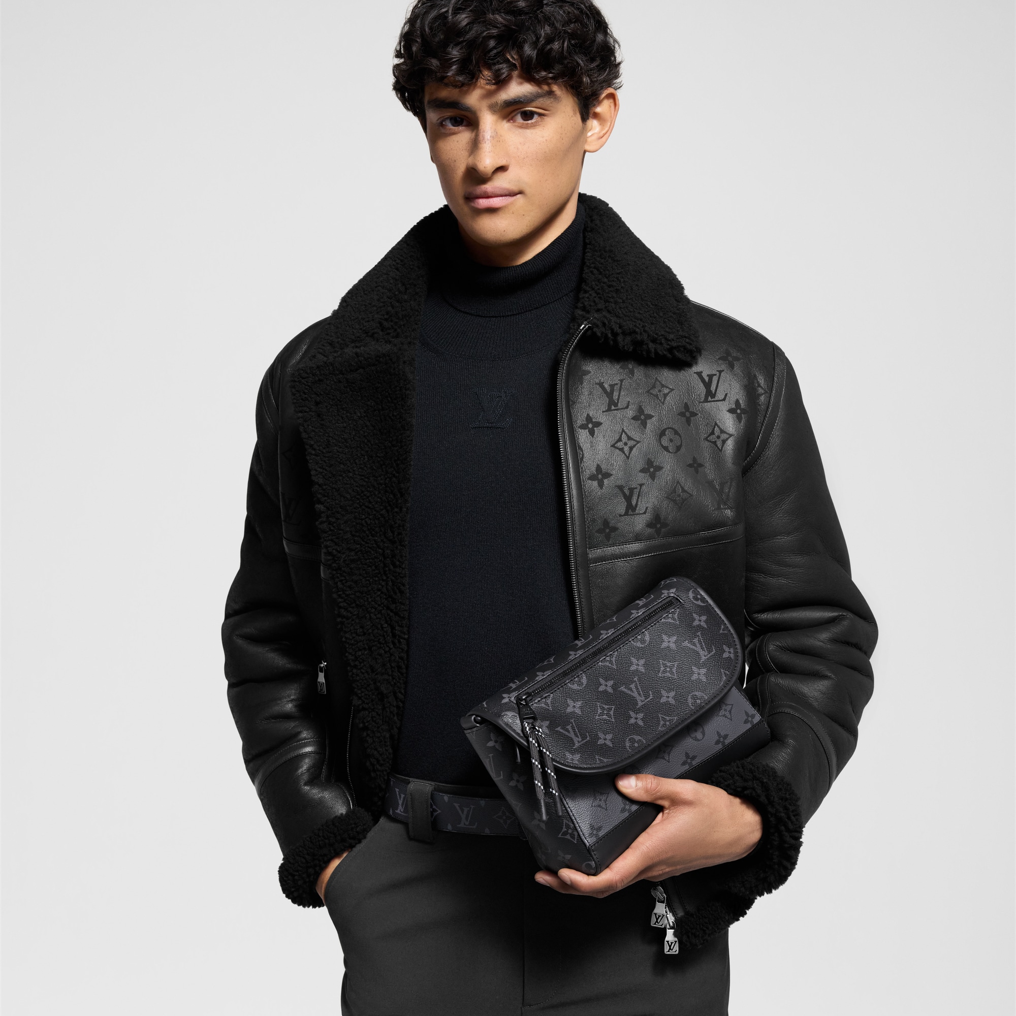 Men - Pulse Messenger Bag Monogram Eclipse Men Bags All Bags | LOUIS VUITTON (Product zoom)