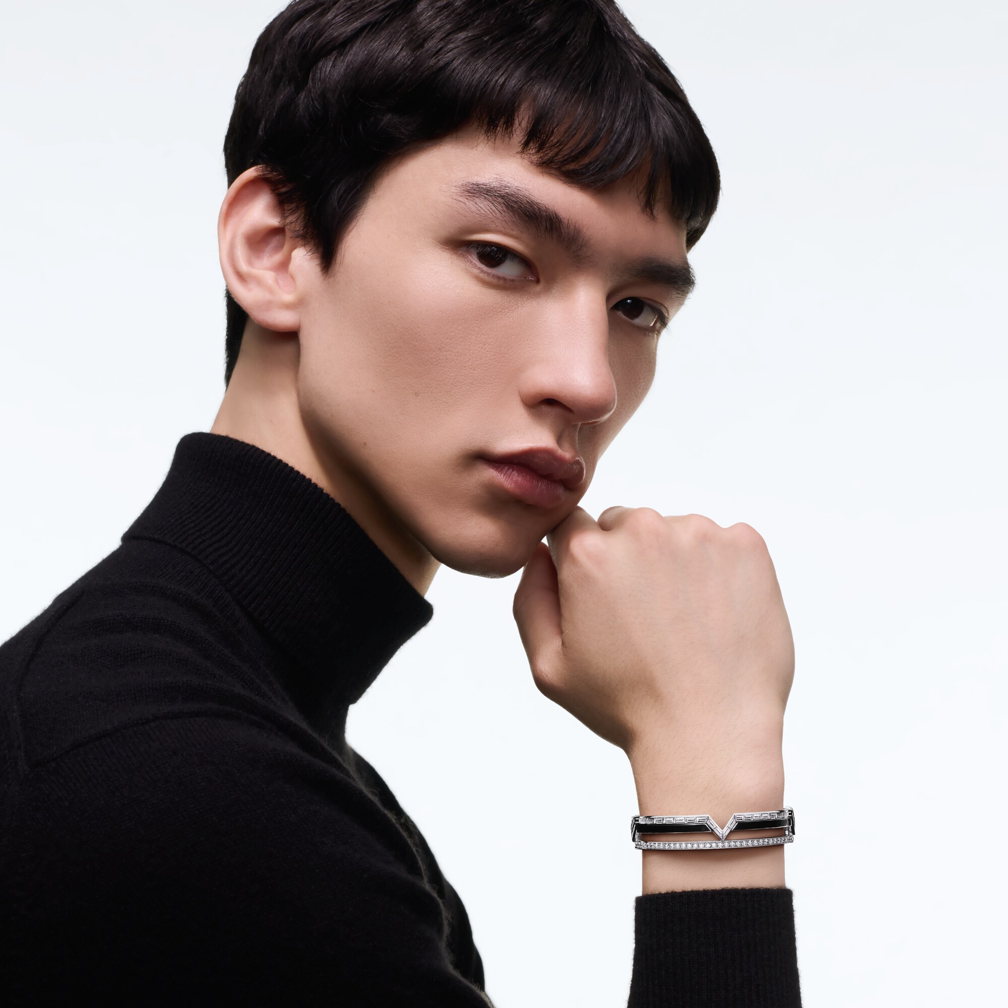 Les Extraordinaires - Pure V Bracelet, White Gold, Black Lacquer and Diamonds  Les Extraordinaires Jewellery Bracelets | LOUIS VUITTON (Product zoom)