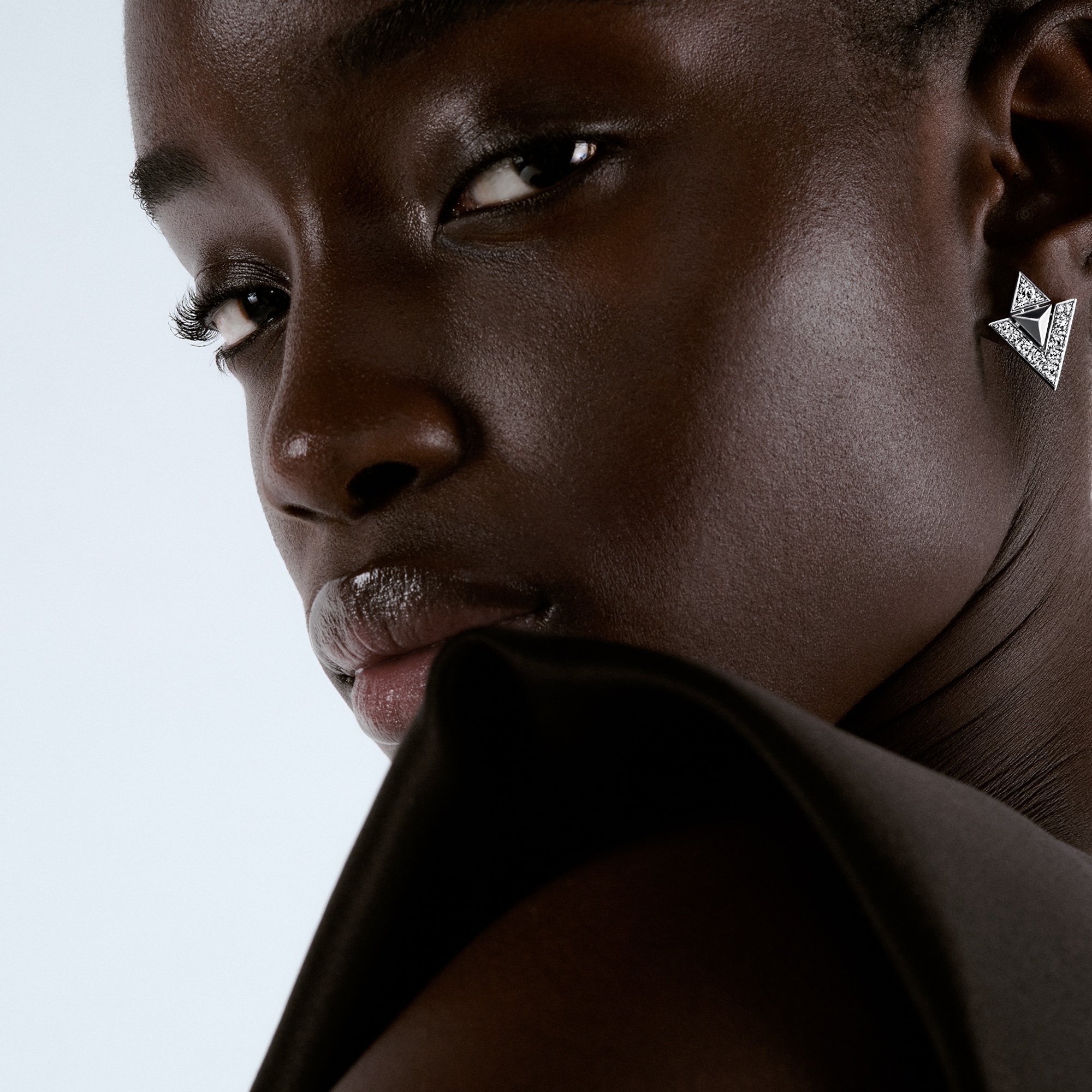 Jewellery - Pure V Earrings, White Gold and Diamonds  Jewellery Categories Earrings | LOUIS VUITTON (Product zoom)