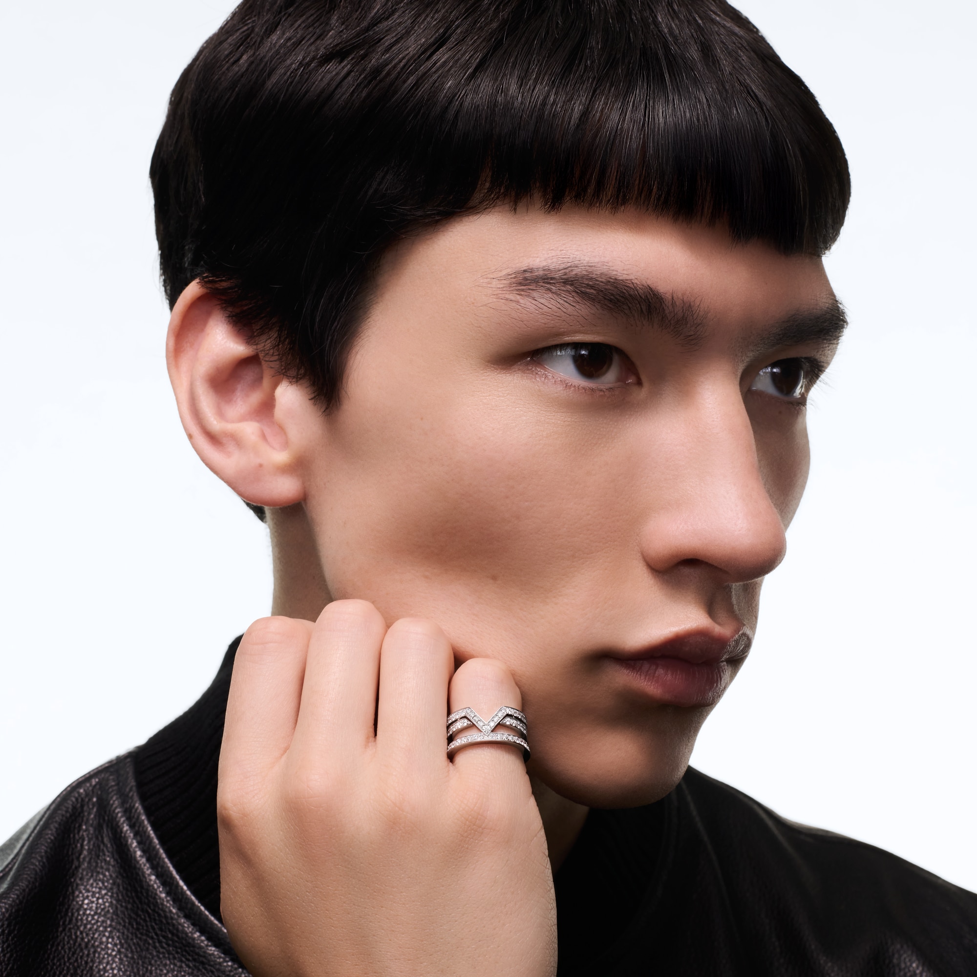 Les Extraordinaires - Pure V Ring, White Gold and Diamonds  Les Extraordinaires Jewellery Rings | LOUIS VUITTON (Product zoom)