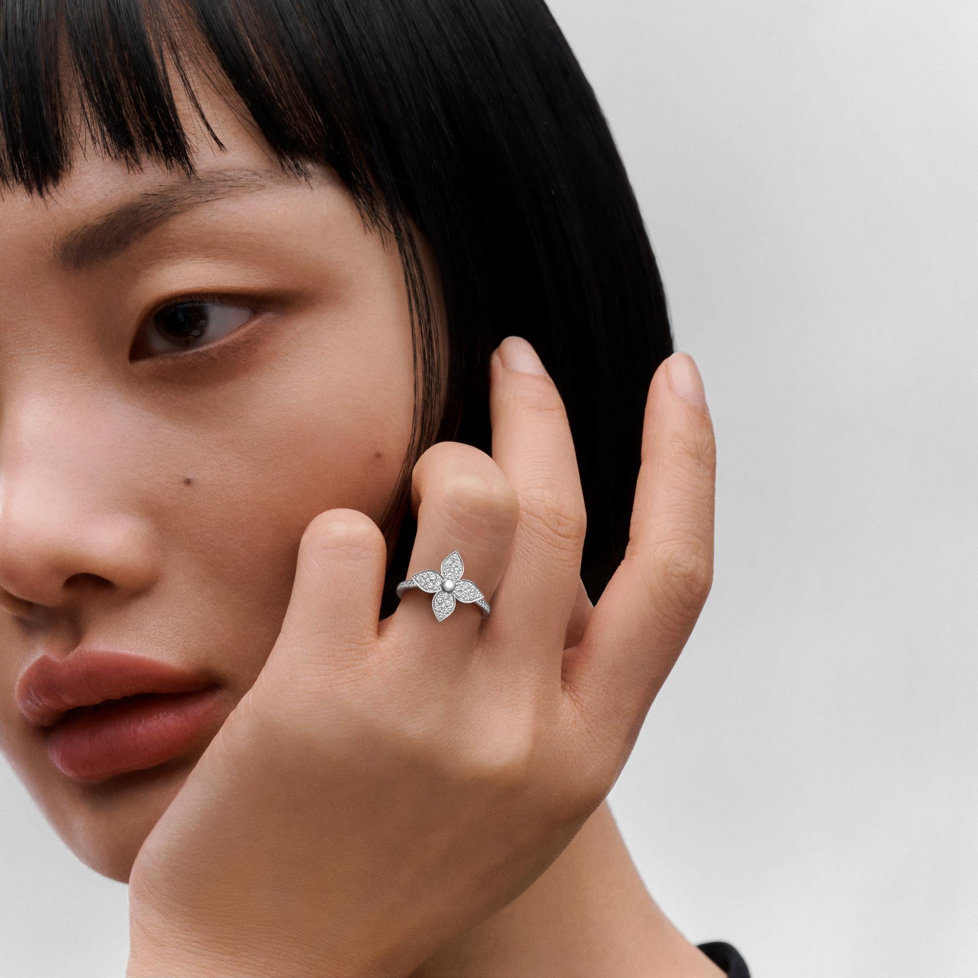 Jewellery - Star Blossom Ring, White Gold And Diamonds  Jewellery Categories All Fine Jewellery | LOUIS VUITTON (Product zoom)