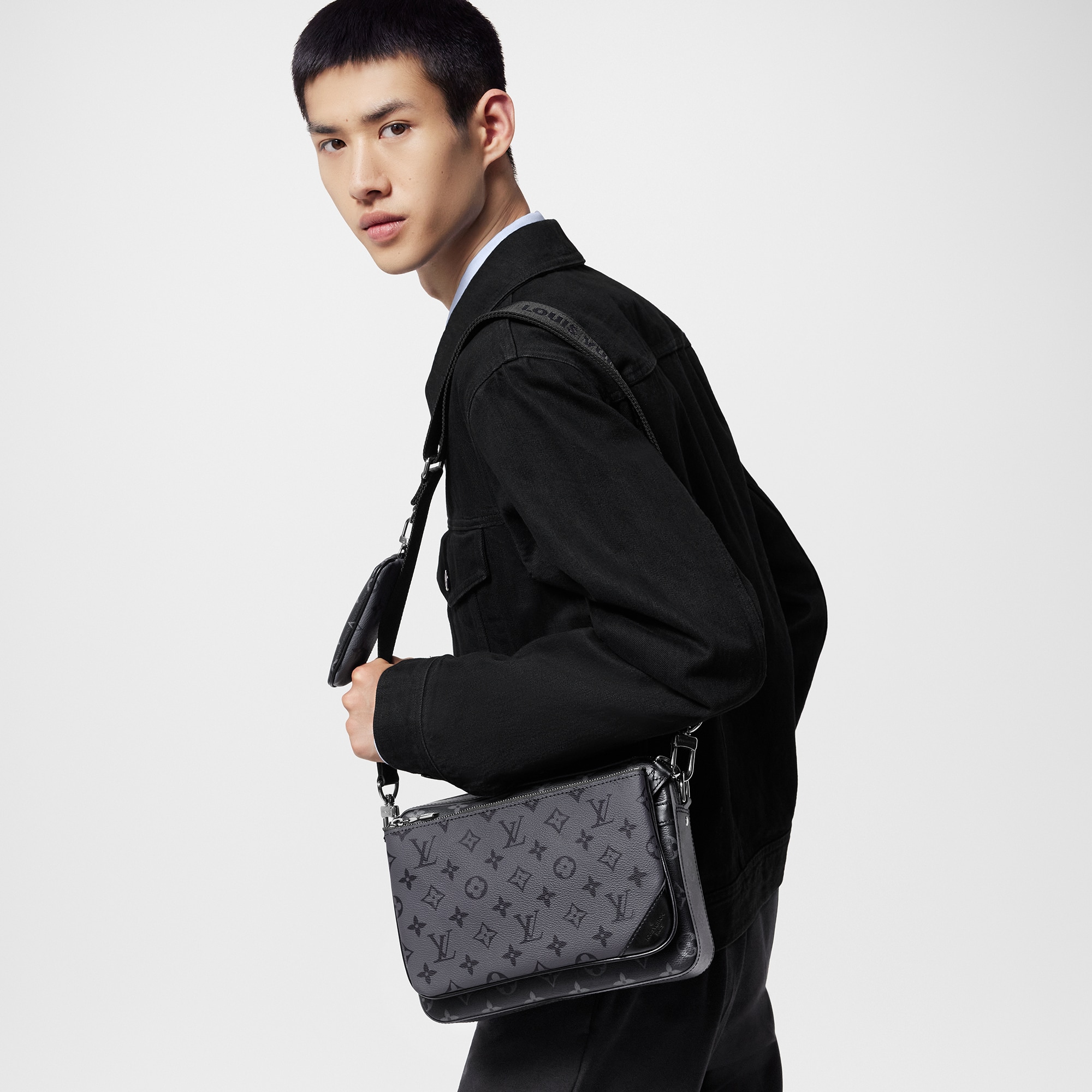 Men - Trio Messenger Bag Monogram Eclipse Men Bags All Collections | LOUIS VUITTON (Product zoom)